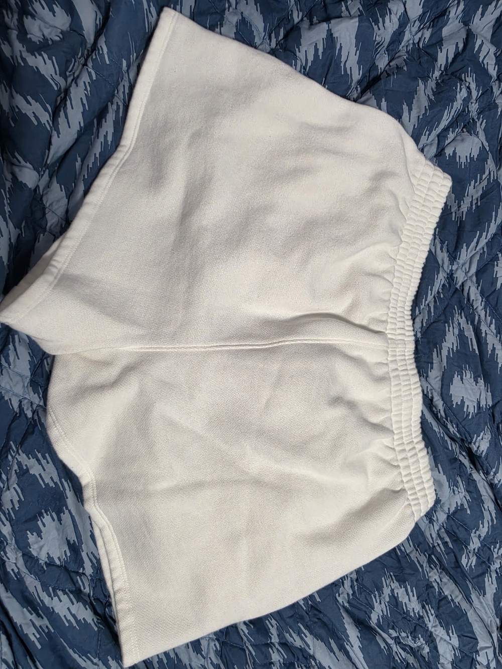 PINK Victoria's Secret White Fleece Lounge Shorts Size L - Picture 2 of 3